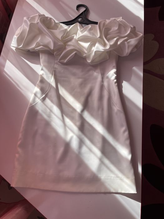 платье новое,белого цвета.