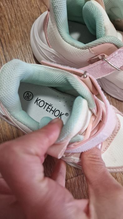 Продам кроссовки для девочки