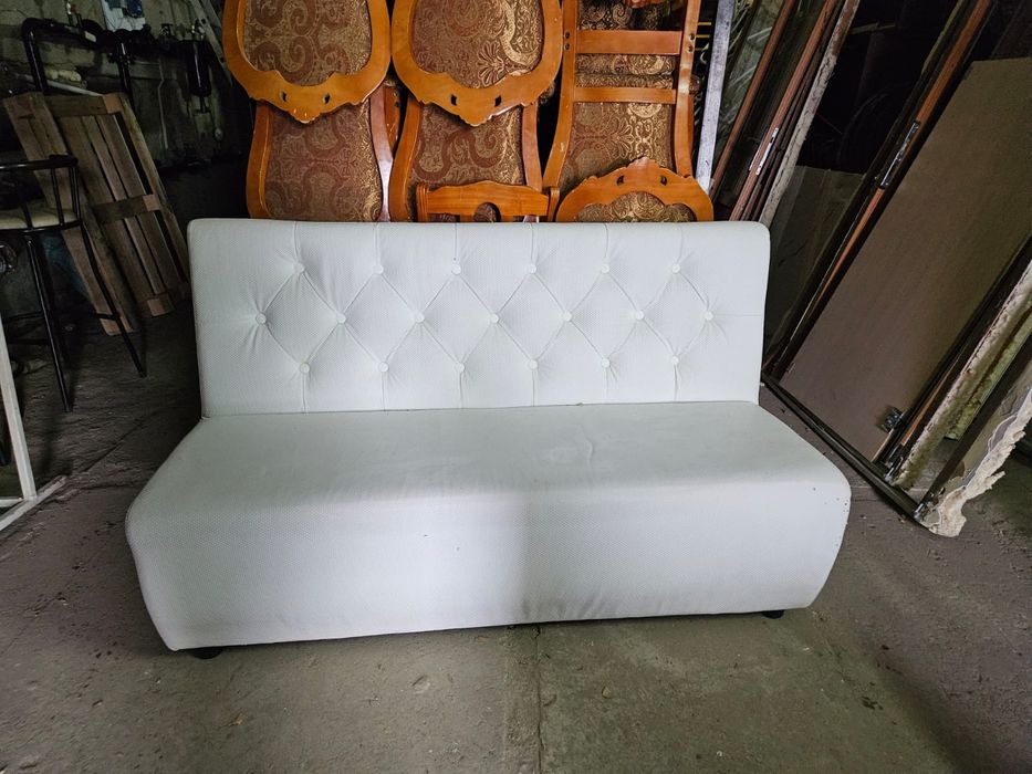 Продам мебель для кафе и ресторанов.