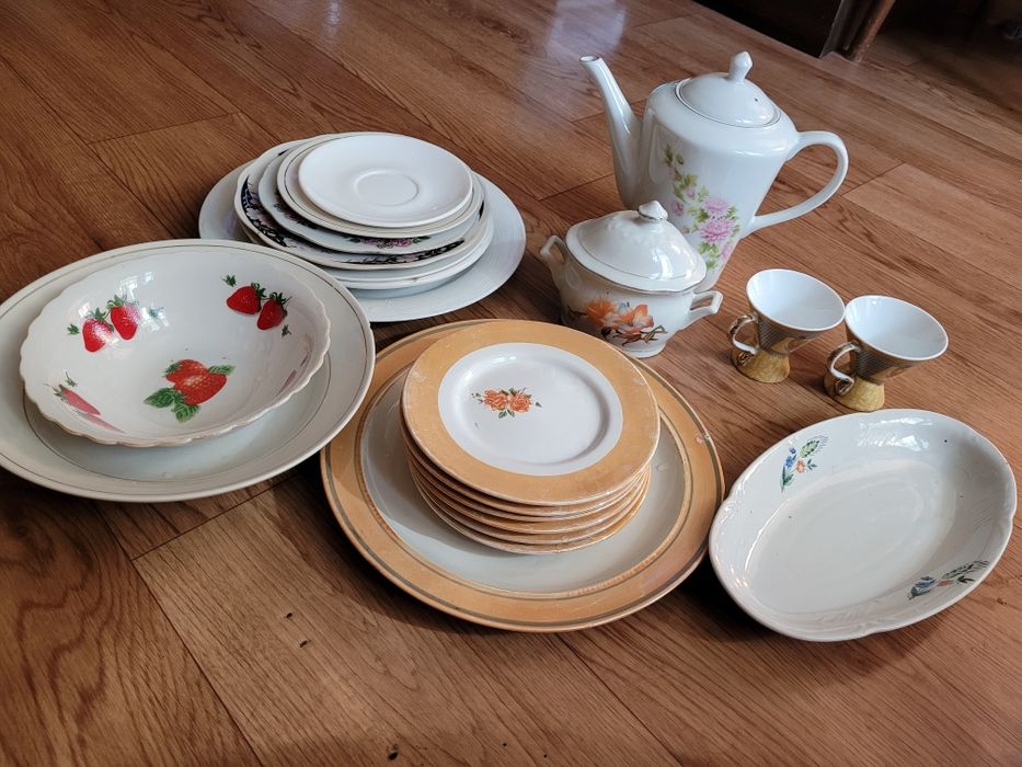 Посуда (чайник, сахарница, тарелки, блюдо, селедочница, 2 чашки)