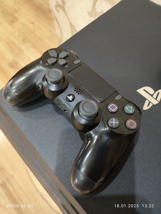 Ps4 pro  продаю с 4 играми