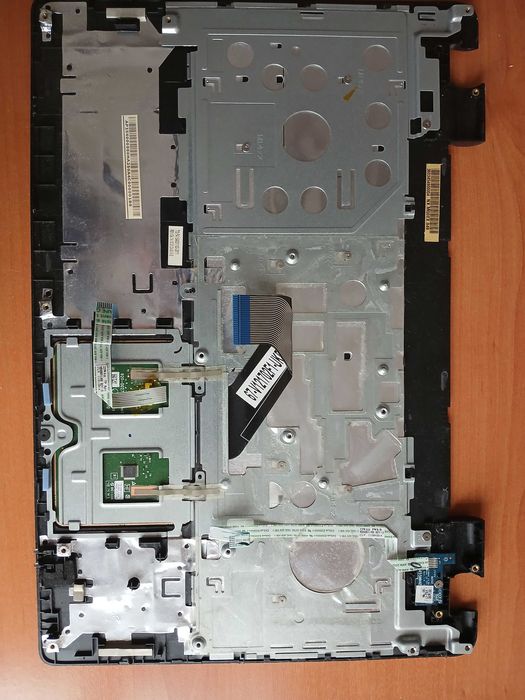Acer E5- 572 на части, повредено дъно