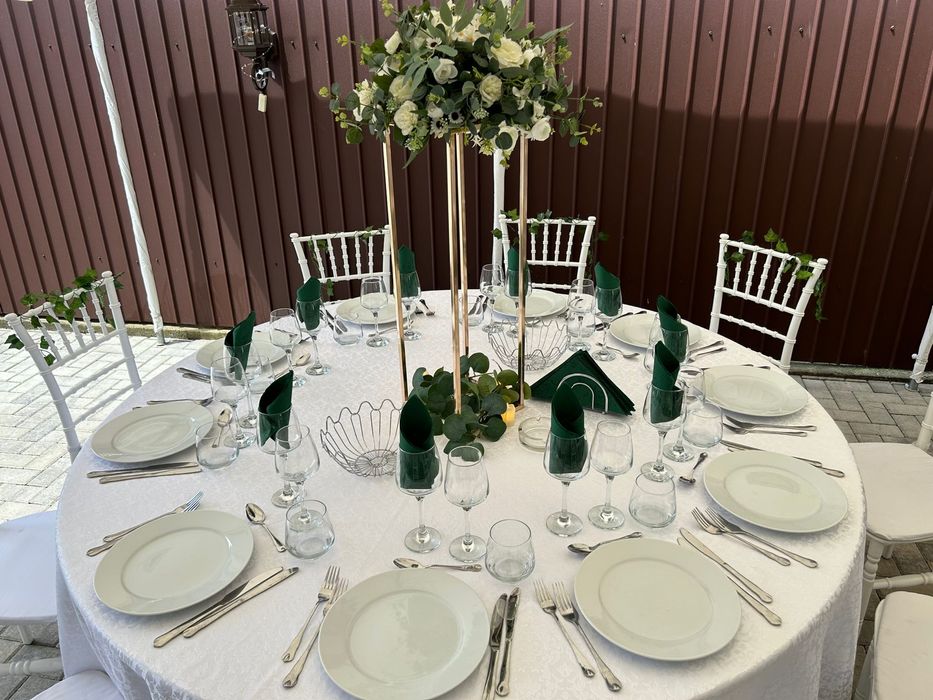 Cort, mese, scaune,vitrine, dozator de bere si aranjamente florale