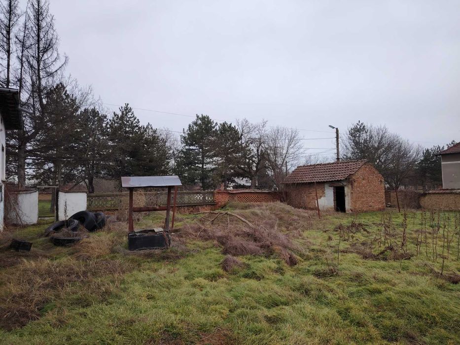 Къща с голямо и равно дворно място в близост до Плевен !