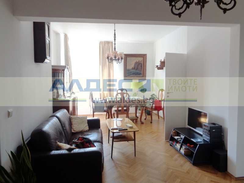 Дава се под наем Тристаен апартамент в София, Център - 100 кв.м за 918 € - Снимка #1