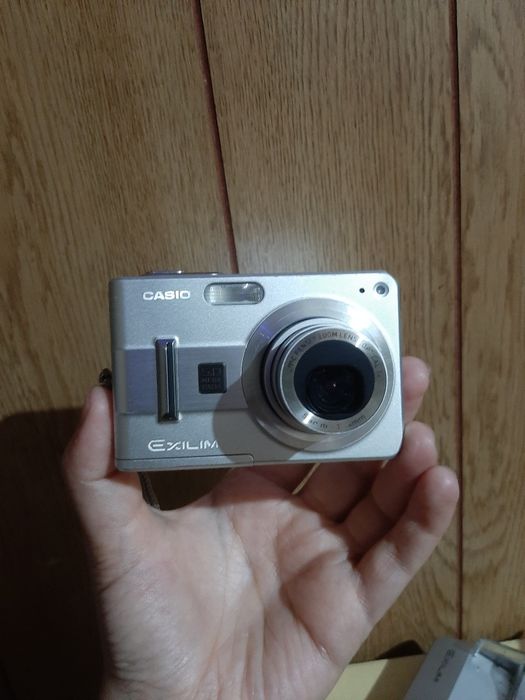 Vând cameră foto digitală Casio Exilim EX-Z57.