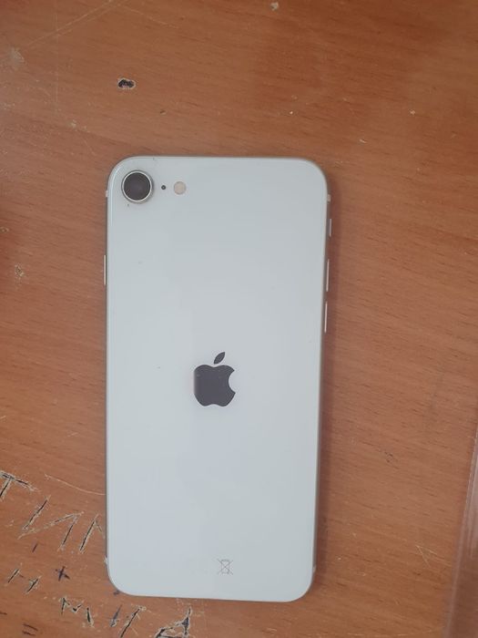 Продам IPhone SE (2020)