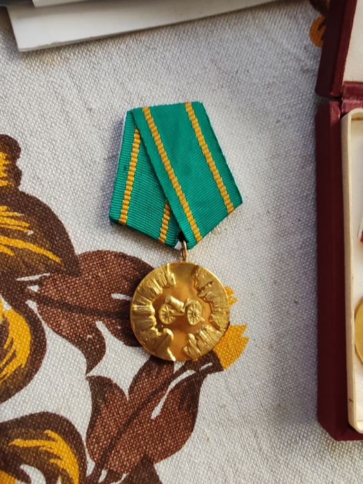 Медали от НРБ, картина и уред