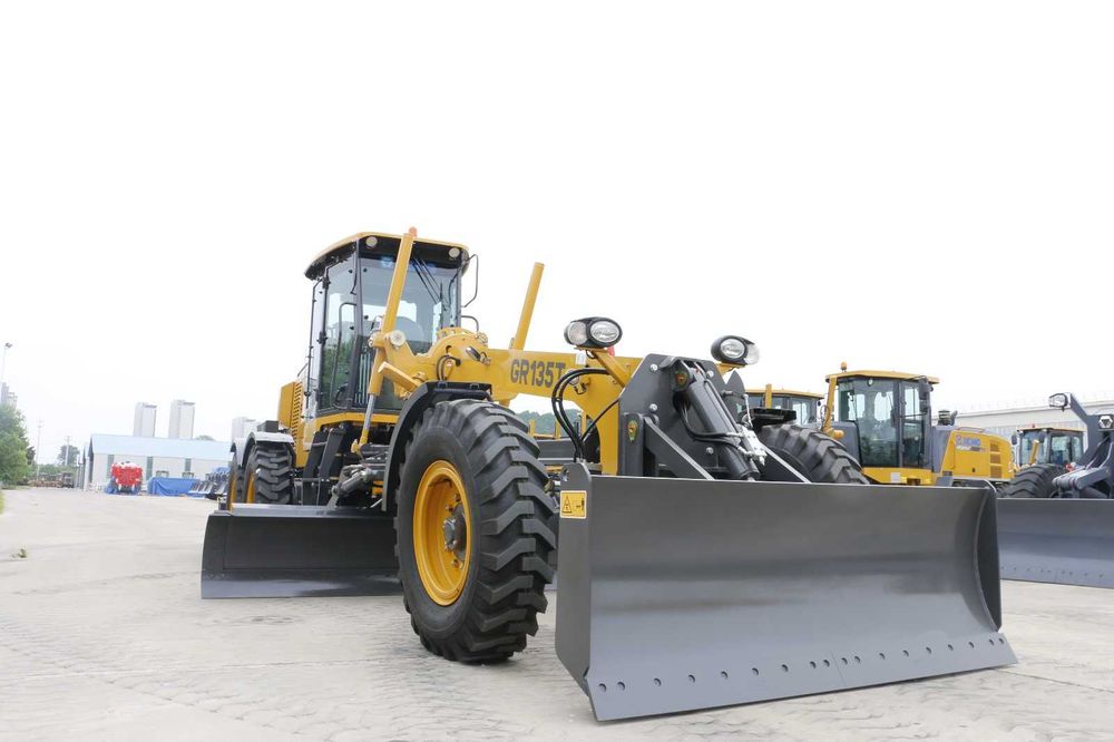 Autogreder nou XCMG GR135T, 12 t , lama fata / centrala / scarificator