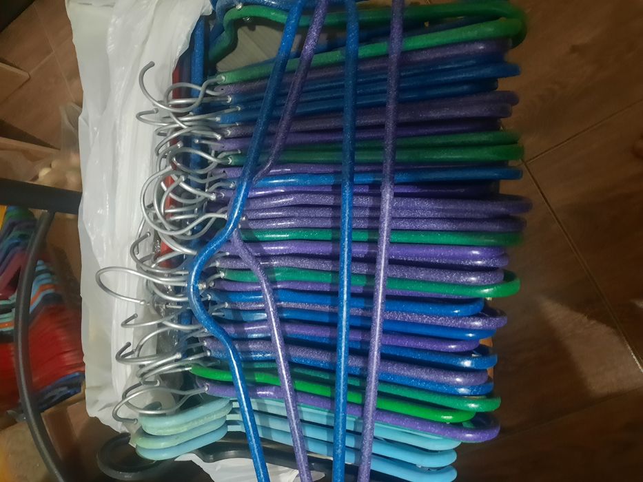 Продам вешалки и цепочки