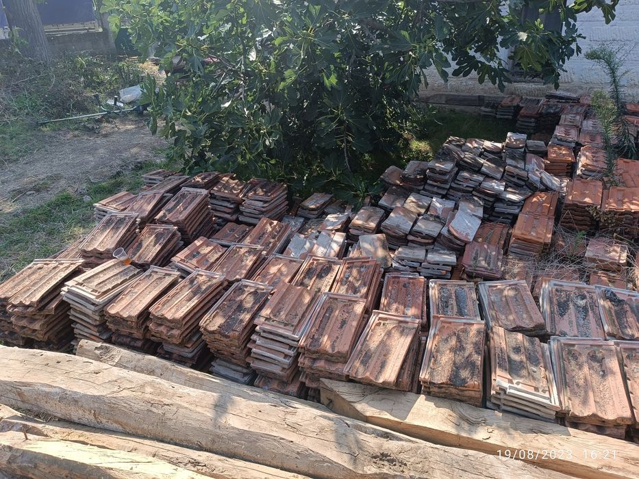 Стари Керемиди от покрив на къща