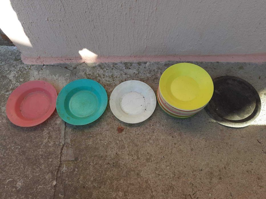 Пластмасови чинии, нечупливи, от едно време, от ДПП И. Ненов-Враца