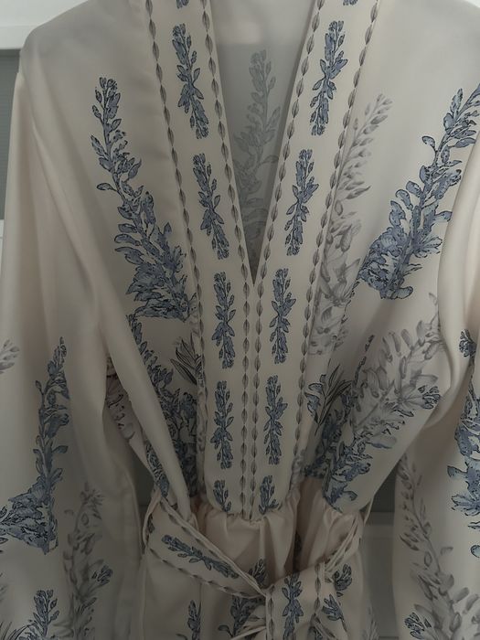 Рокля с принт на цветя