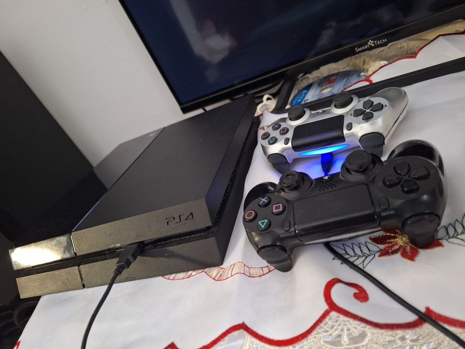 Vând PS4 în stare bună