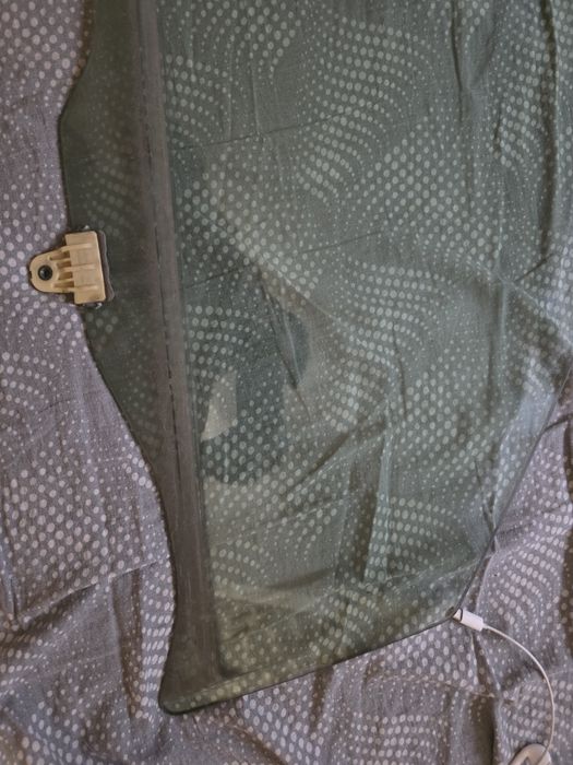 Стекло передней правой двери