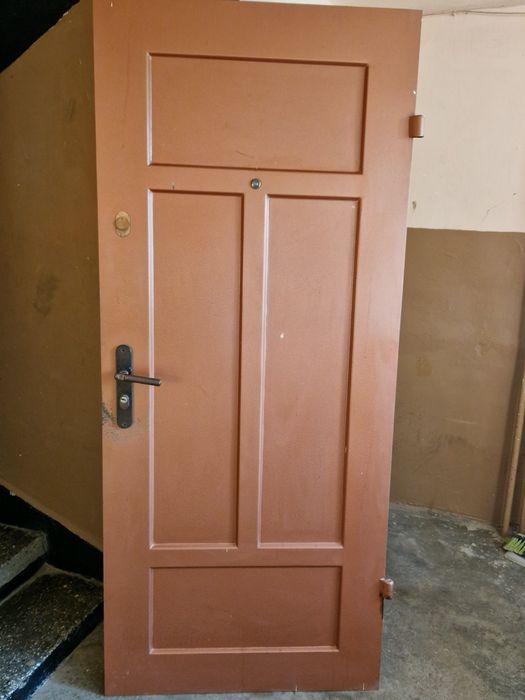 Метална входна врата