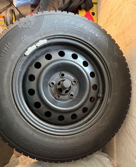 Set roti complete DUSTER de iarna 215 70 r16 cu jante de tabla 5 X 114