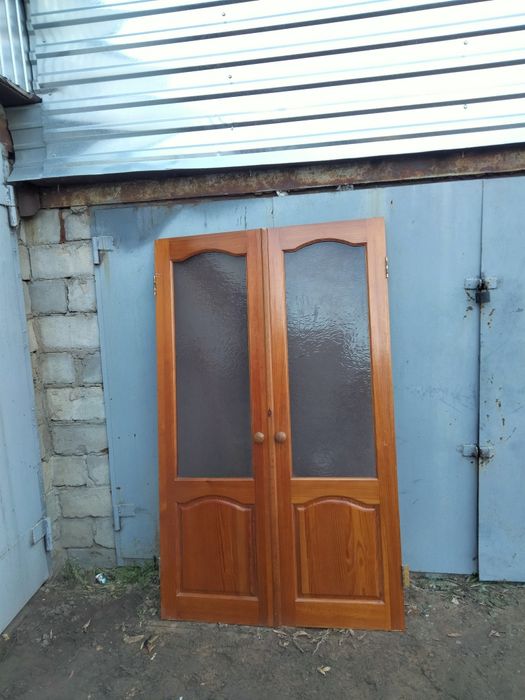 Деревянные двери.