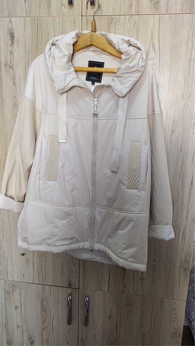 Продается женская куртка с рукавами вязанка