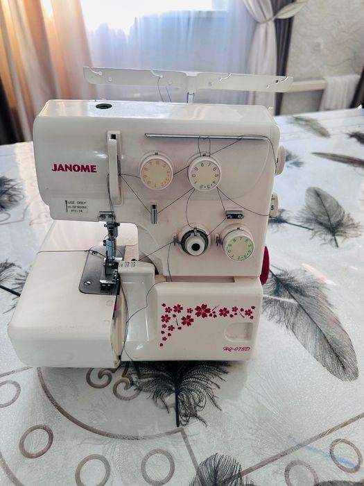 Продам оверлок Janome