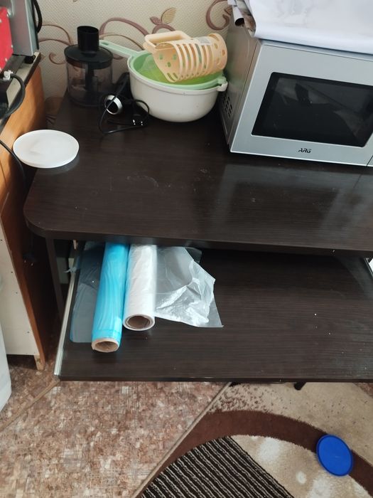 Продам компьютерный стол