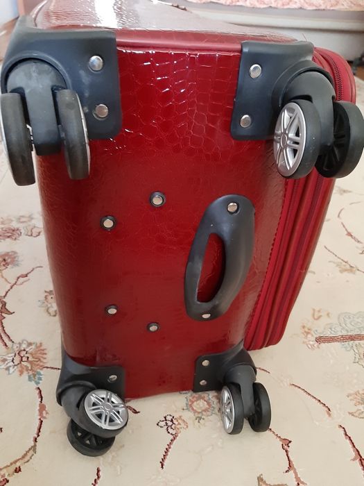 Чемодан большой на колесиках