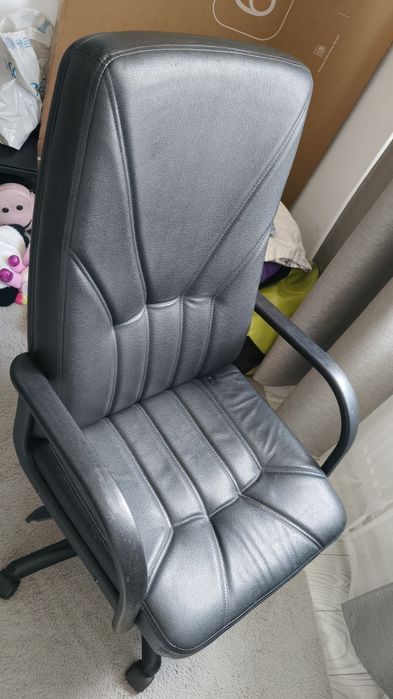 Scaun directorial din piele in stare foarte buna !