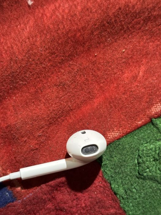 Наушник айфонски оригинал