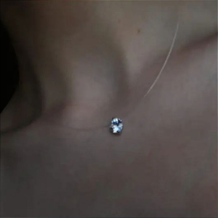 Женская подвеска с камнем