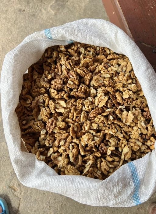 Vând miez de nucă!