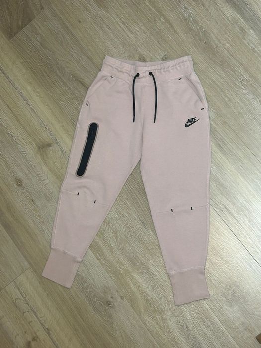 Nike tech fleece roz de fete