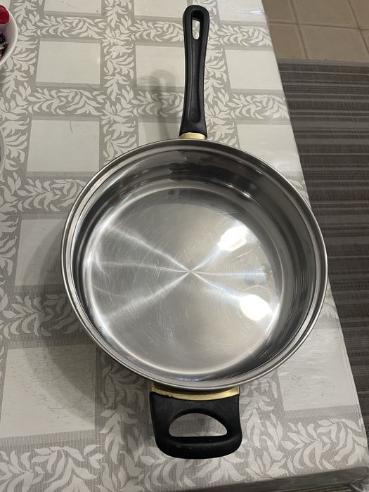 Продам сковородку без крышки .