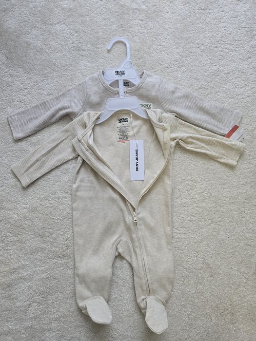 Set DKNY Jeans pentru bebeluși, mărimea 0–3 luni. Nou, cu etichetă.