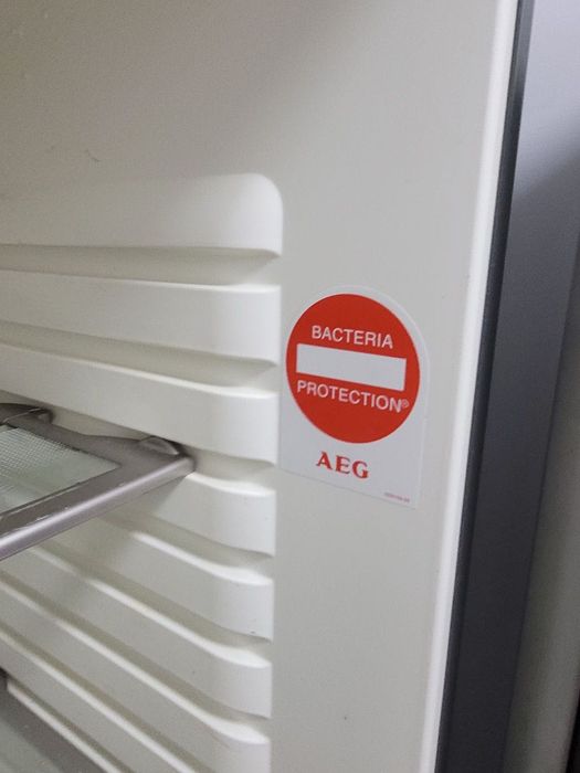 Отдaм дapoм холодильник Frigider AEG