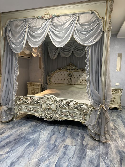 Pat cu baldachin cu 2 noptiere, 2 fotolii si o masuta de cafea