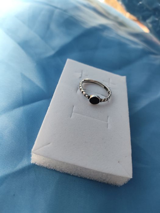 Сребърен регулируем пръстен с черен камък