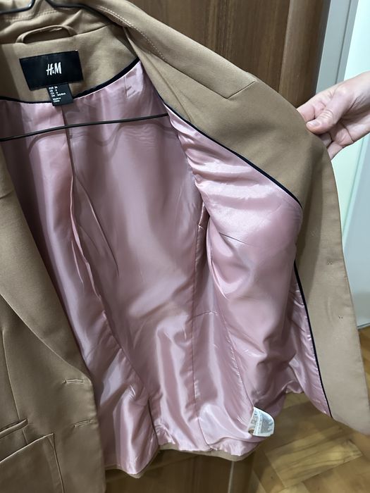 Бежово сако на H&M