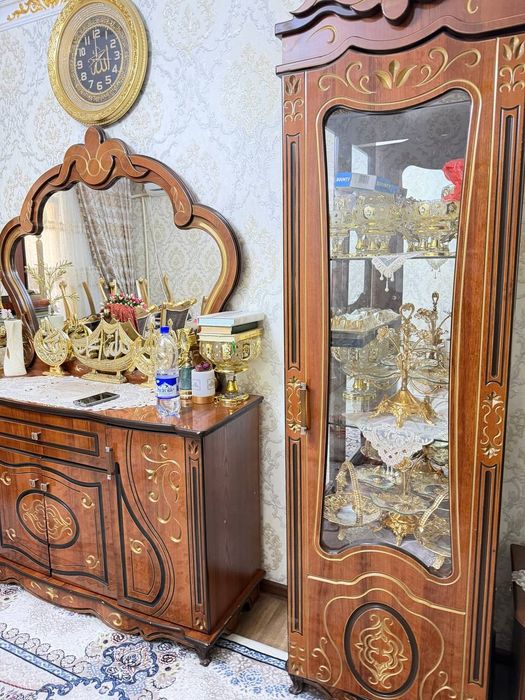Срочно продам мебель пенал камот стол и стул состояние идеальное