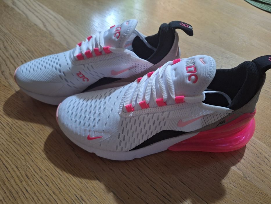 Vă adidași Nike  nou