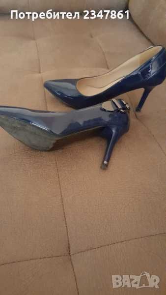Тъмно сини лачени обувки