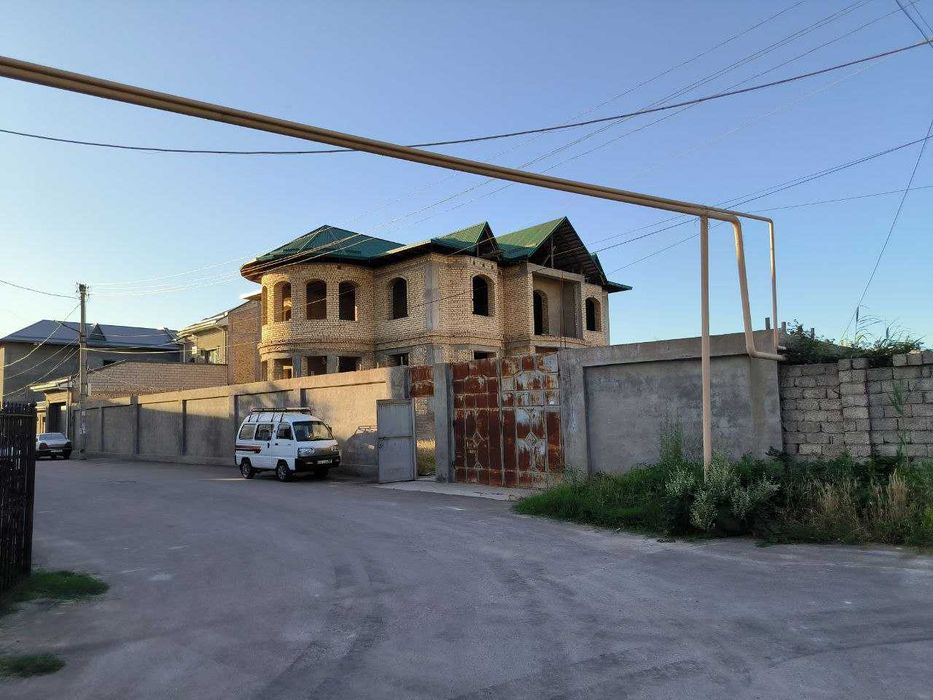 Hovli 22,5 sotix va 2 qavatlik uy sotiladi Amir Temur, Mevazor MFYda.