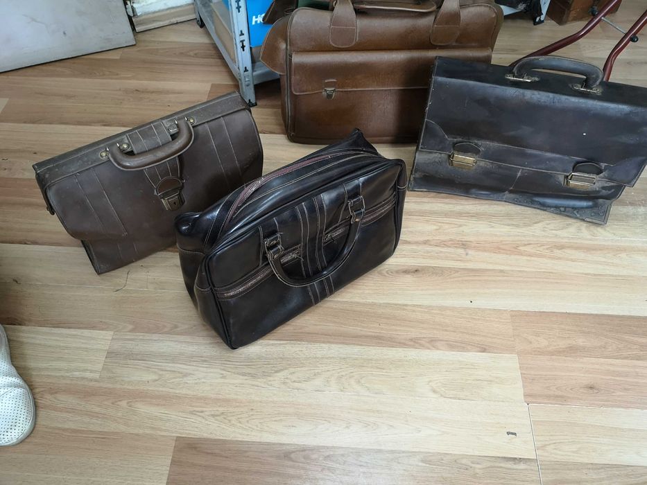 Продавам стари дипломатически чанти