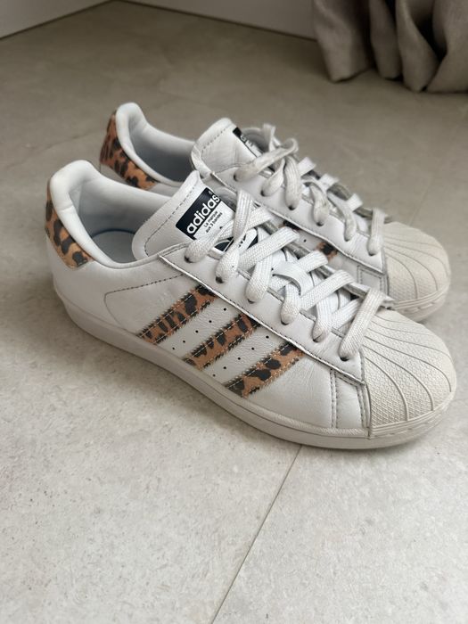 Суичър и маратонки, Adidas