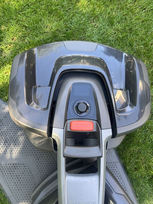 Husqvarna Automower 435X AWD NERA – stare excelentă, foarte puțin folosit
