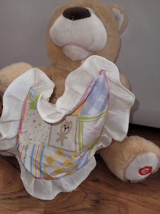 Мече „Peek a Boo“, което движи ръчичките си и се крие