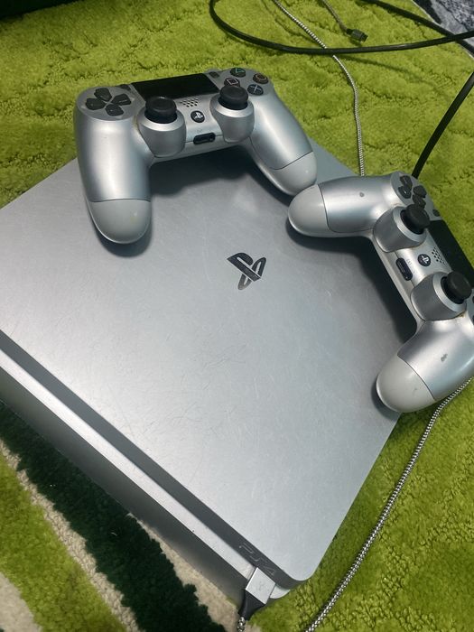 PS4 Slim, Editie limitata Silver, 3 controllere DualShock 4 ORIGINALE Sony
