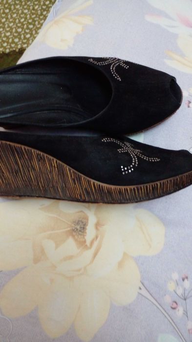 Продам обувь  и куртки недорого б/у