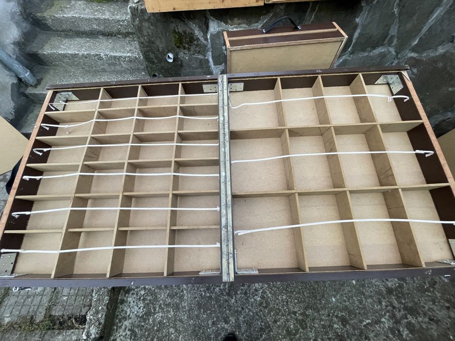 Куфар за продажба на мартеници