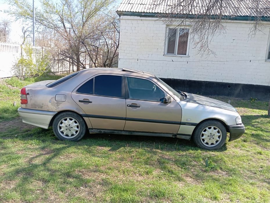 Автомобиль Мерс 200