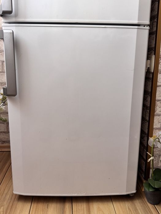 Продавам хладилник Beko с фризер